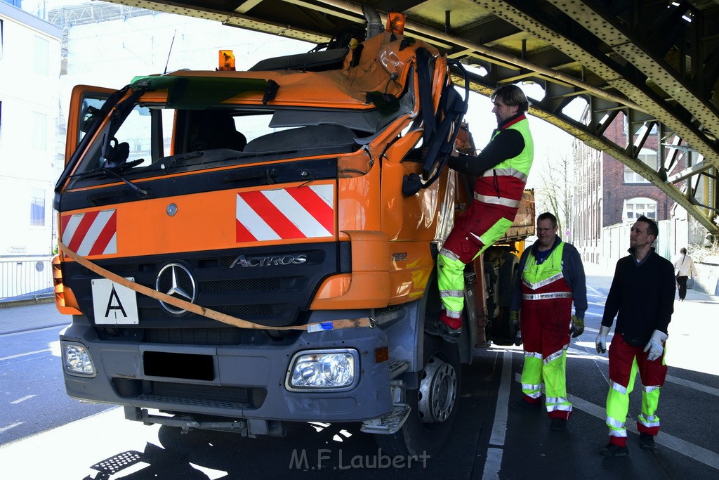 LKW blieb unter Bruecke haengen Koeln Deutz Deutz Muelheimerstr P167.JPG - Miklos Laubert